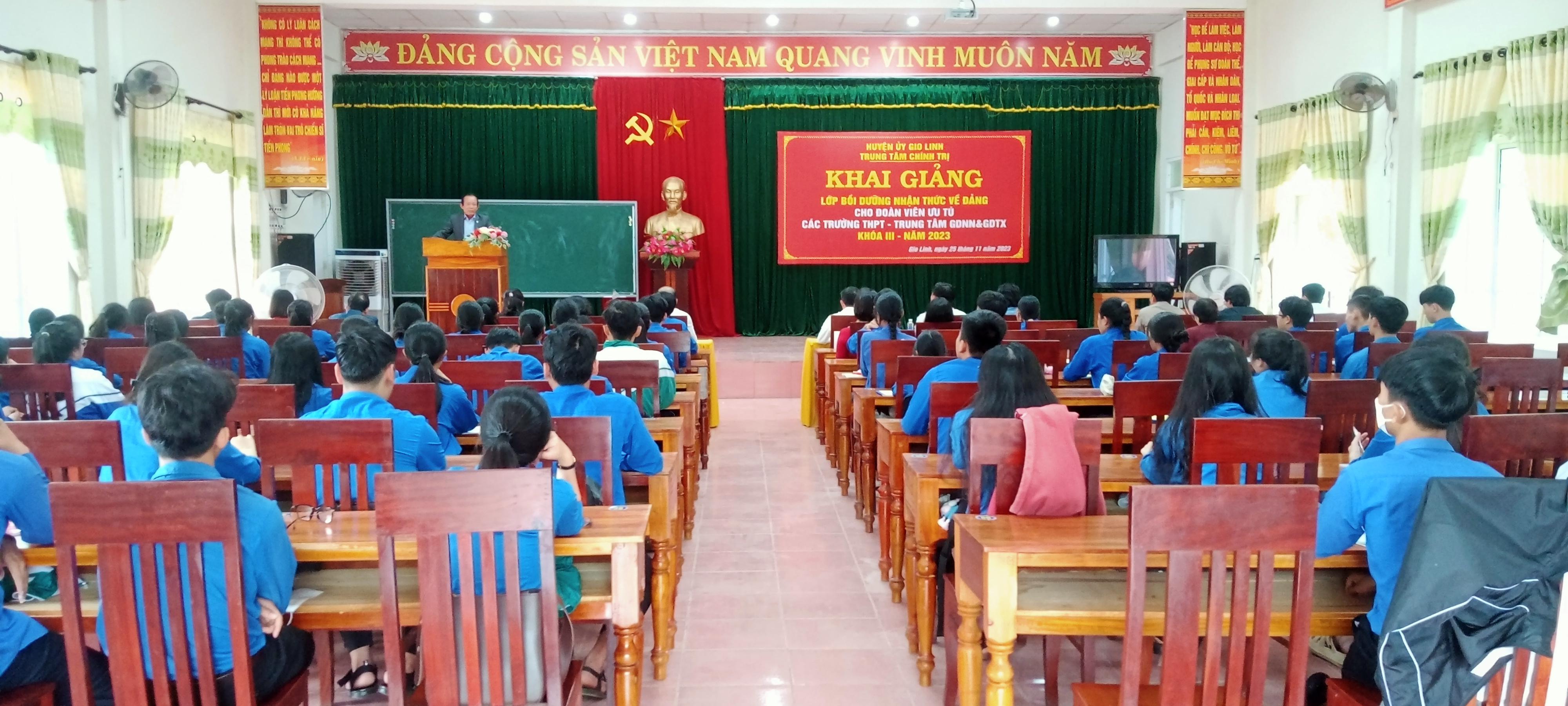 Trung tâm chính trị huyện Gio Linh khai giảng lớp bồi dưỡng nhận thức về Đảng cho học sinh THPT 