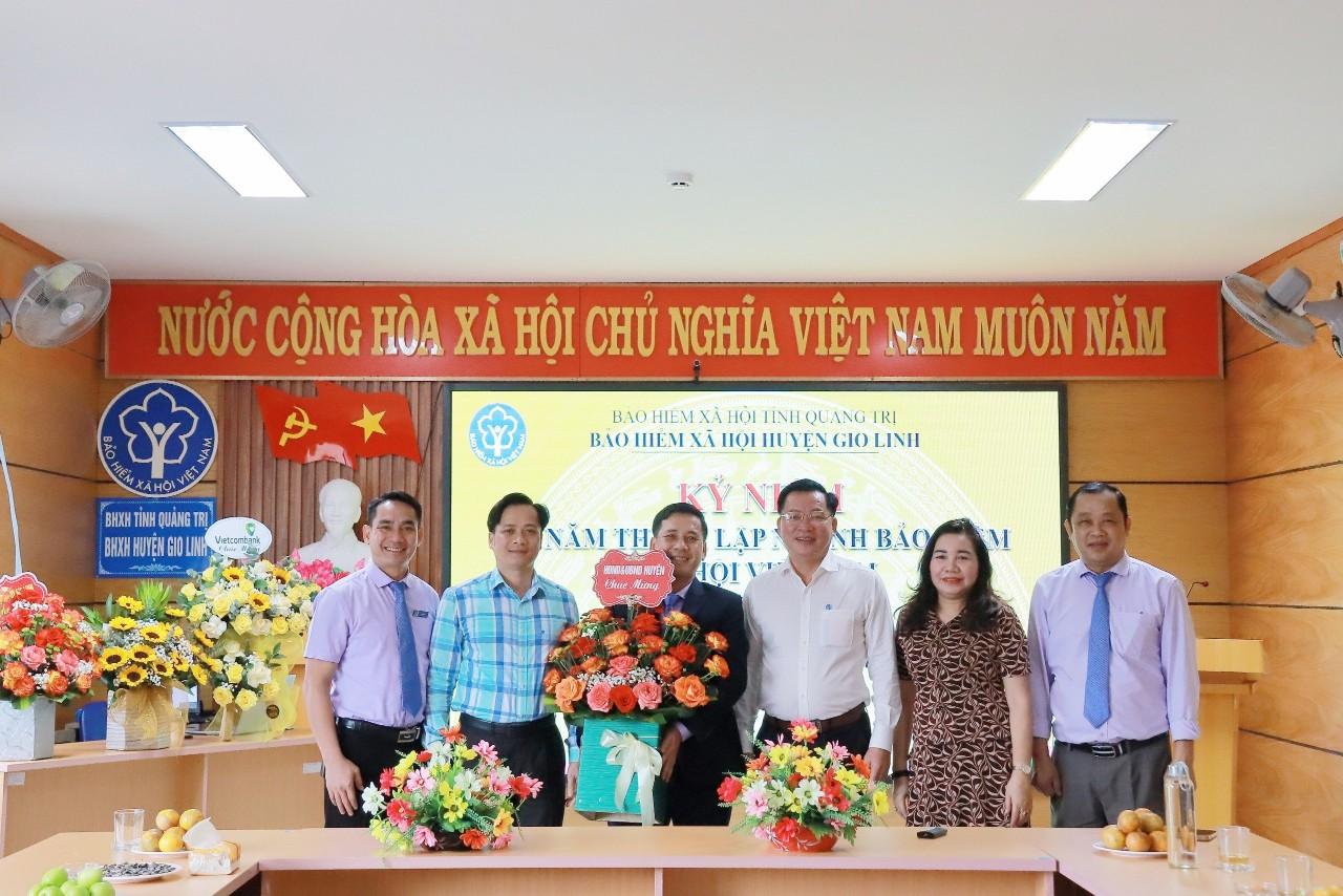 Lãnh đạo HĐND&UBND huyện tặng hoa chúc mừng ngày truyền thống Bảo hiểm xã hội Gio Linh