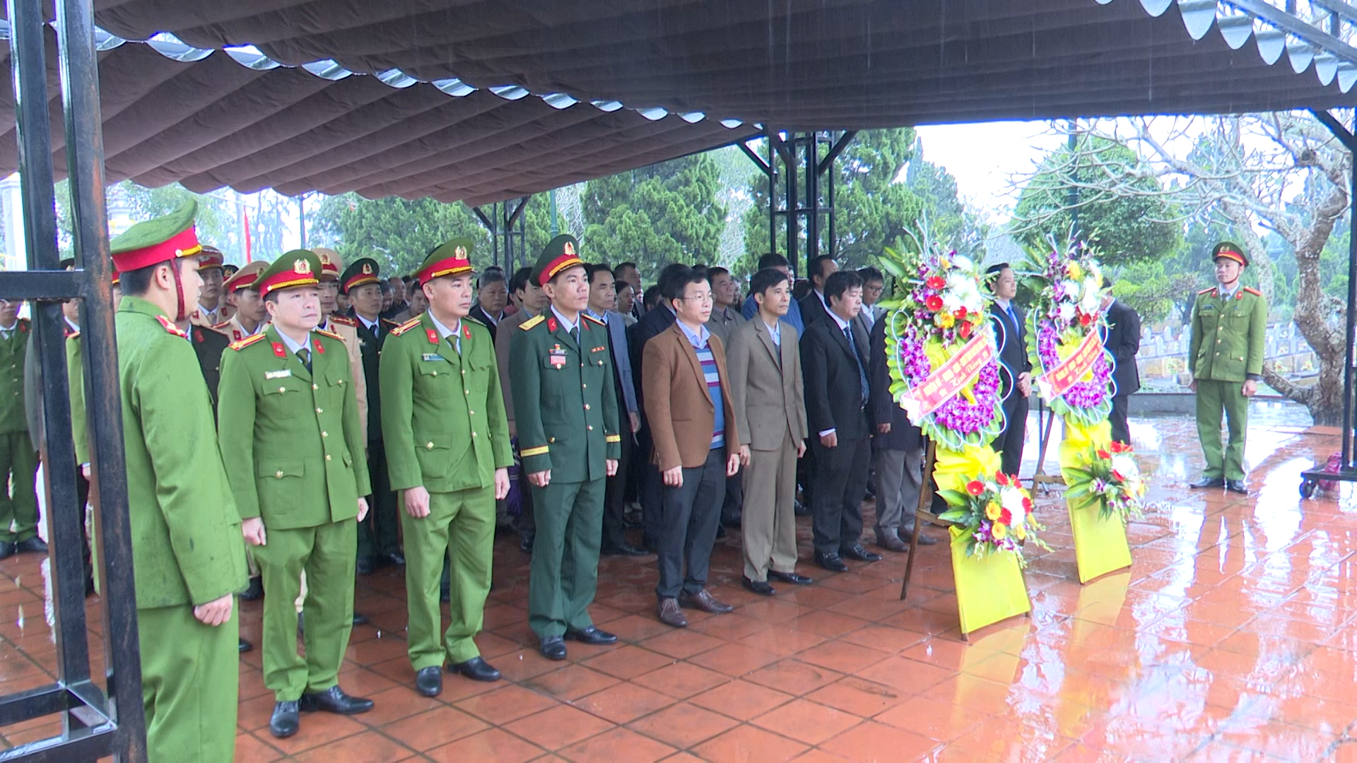 Huyện Gio Linh viếng nghĩa trang liệt sỹ huyện nhân kỷ niệm 80 năm ngày thành lập Quân đội nhân...