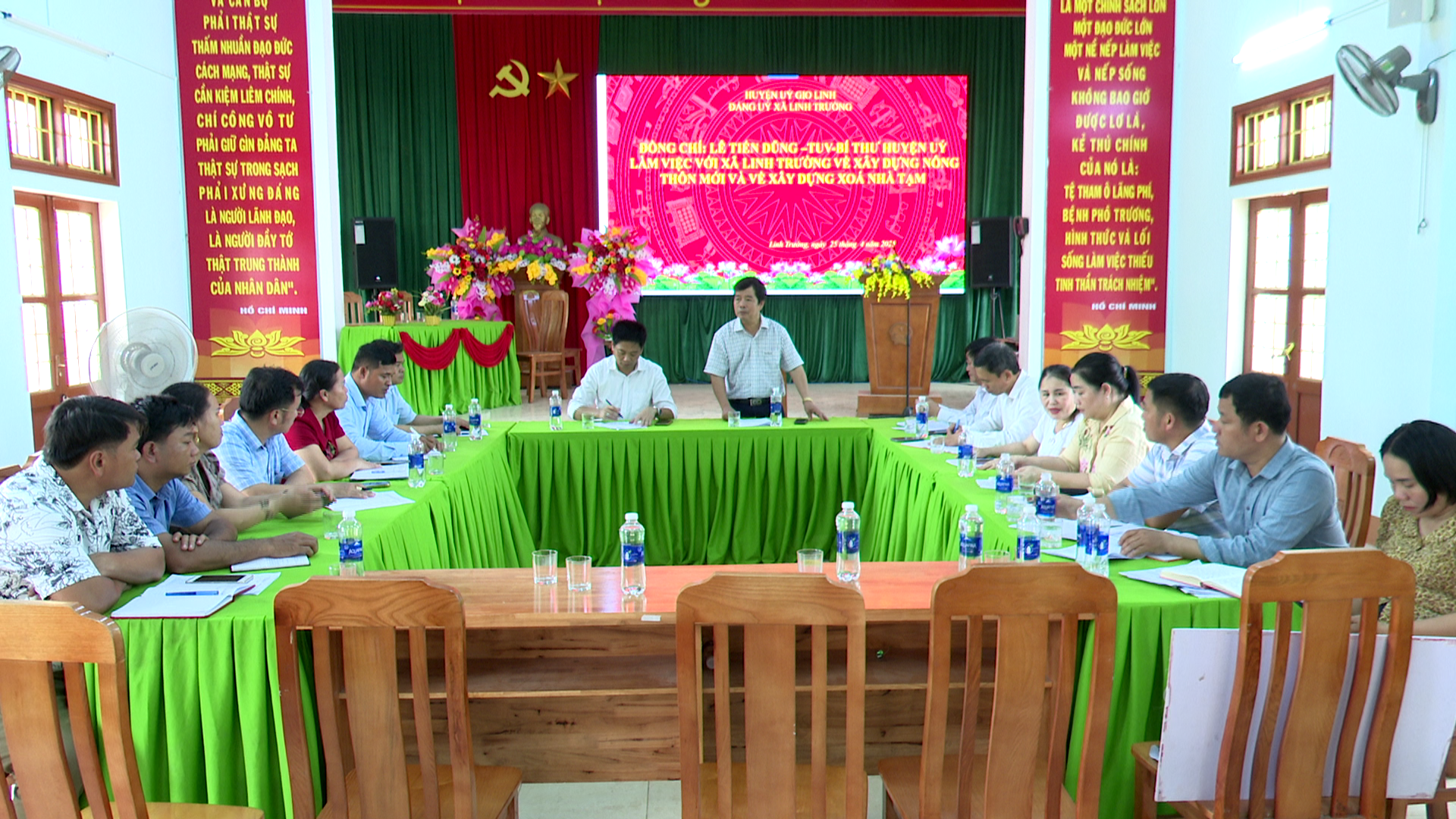 Đồng chí Bí thư Huyện ủy Gio Linh làm việc với xã Linh Trường về xây dựng nông thôn mới và xóa nhà...