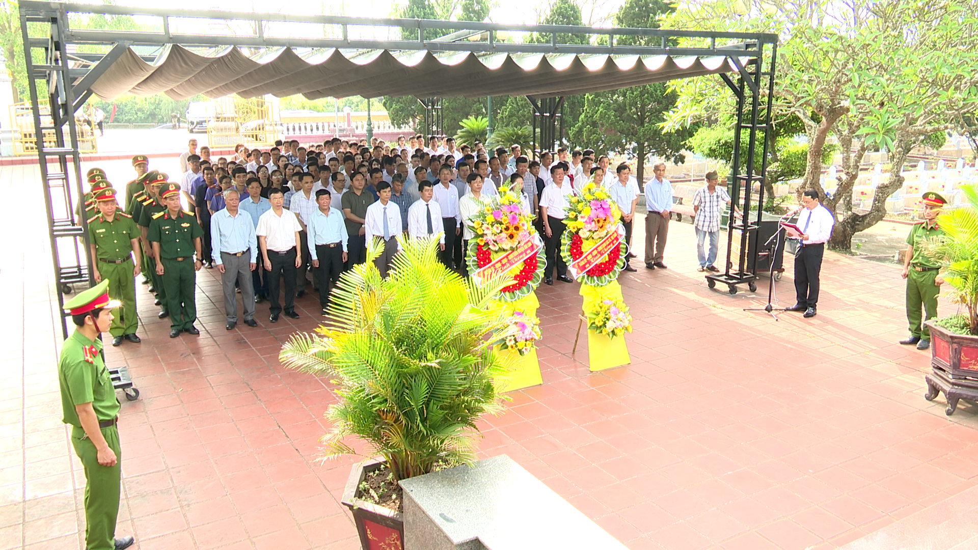 Dâng hương các anh hùng liệt sỹ nhân kỷ niệm 50 năm giải phóng miền nam, thống nhất đất nước