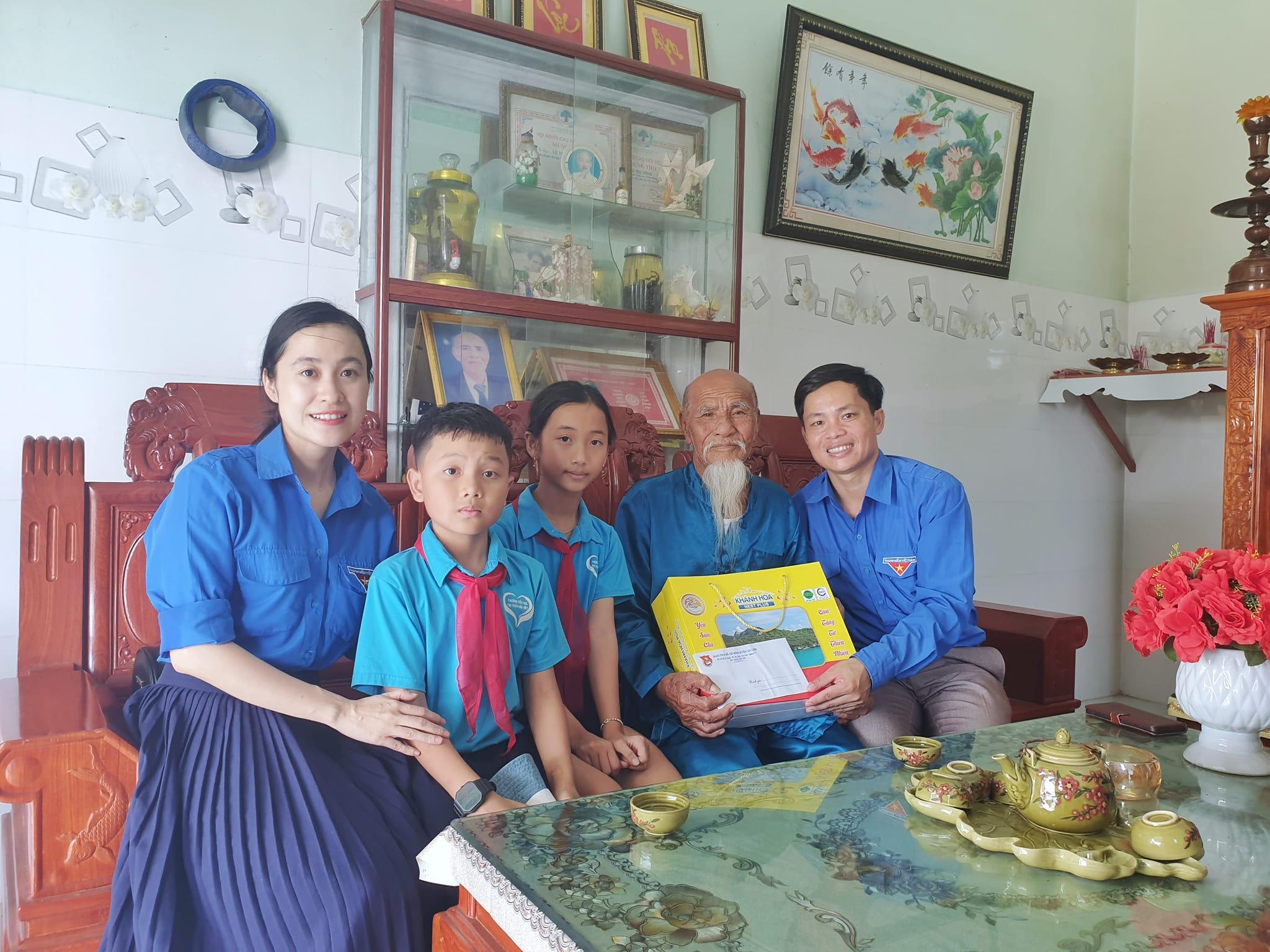 Tuổi trẻ huyện Gio Linh thăm, tặng quà các chiến sĩ tham gia Chiến dịch Điện Biên Phủ.