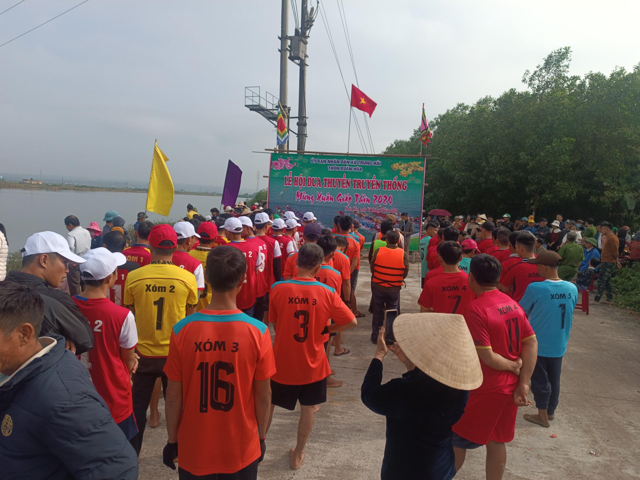 Thôn Xuân Hòa, xã Trung Hải tổ chức giải đua thuyền truyền thống mừng Xuân Giáp Thìn
