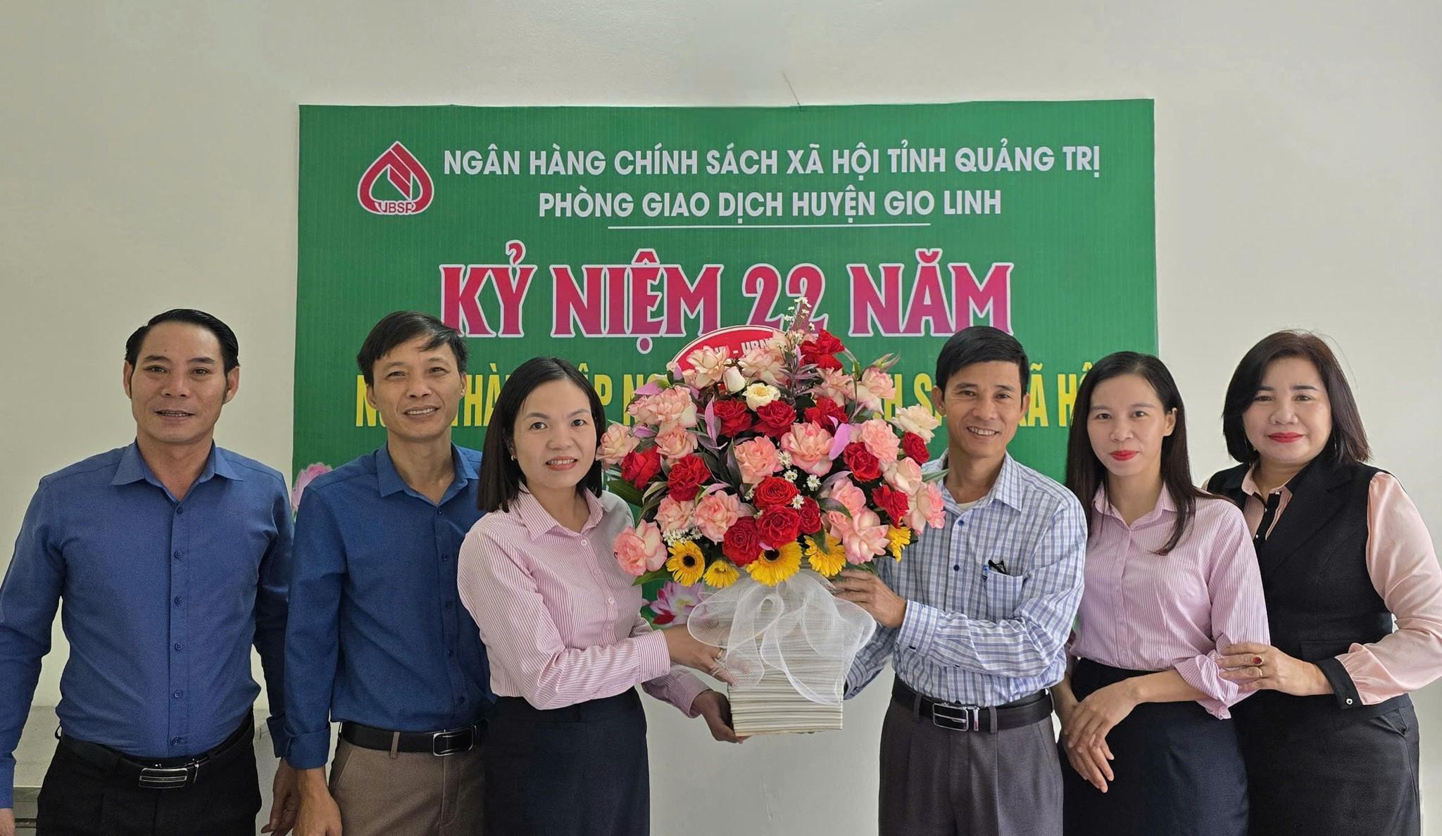 Lãnh đạo huyện thăm, chúc mừng Ngân hàng Chính sách xã hội huyện Gio Linh