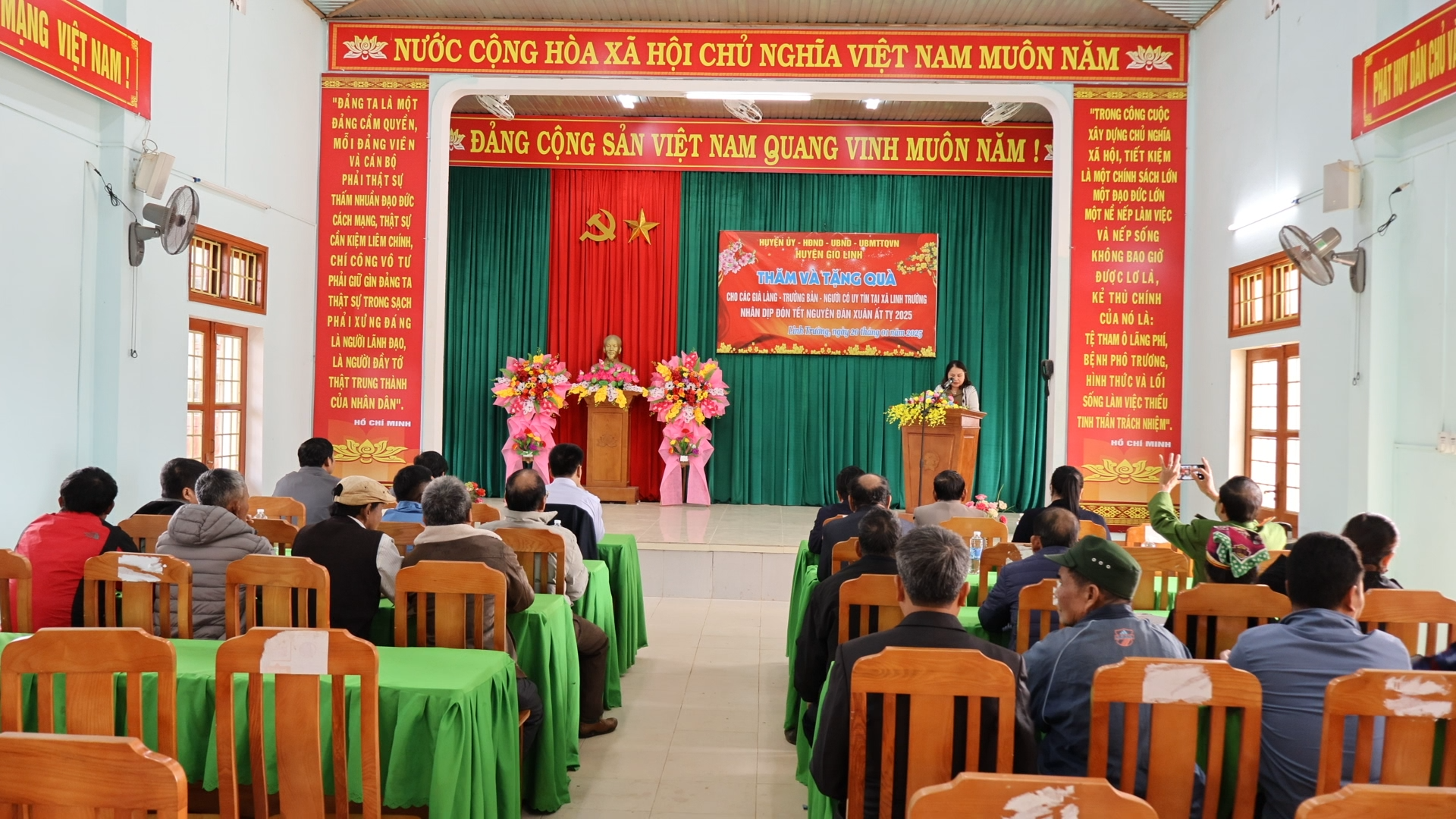 Lãnh đạo huyện thăm và tặng quà cho các già làng, trưởng bản, người có uy tín xã Linh Trường nhân...