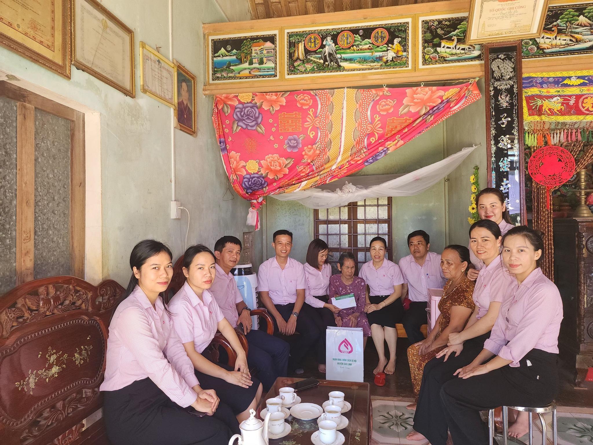 Ngân hàng chính sách xã hội huyện Gio Linh thăm, tặng quà và cùng chuẩn bị bữa cơm thân mật tại...