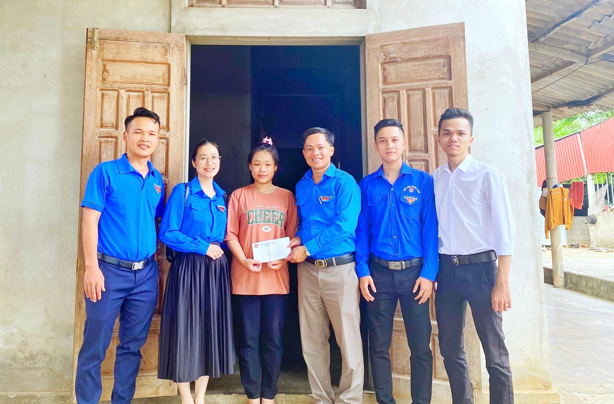 Huyện đoàn Gio Linh thăm, tặng quà cho học sinh có hoàn cảnh khó khăn trước kỳ thi THPT Quốc gia...