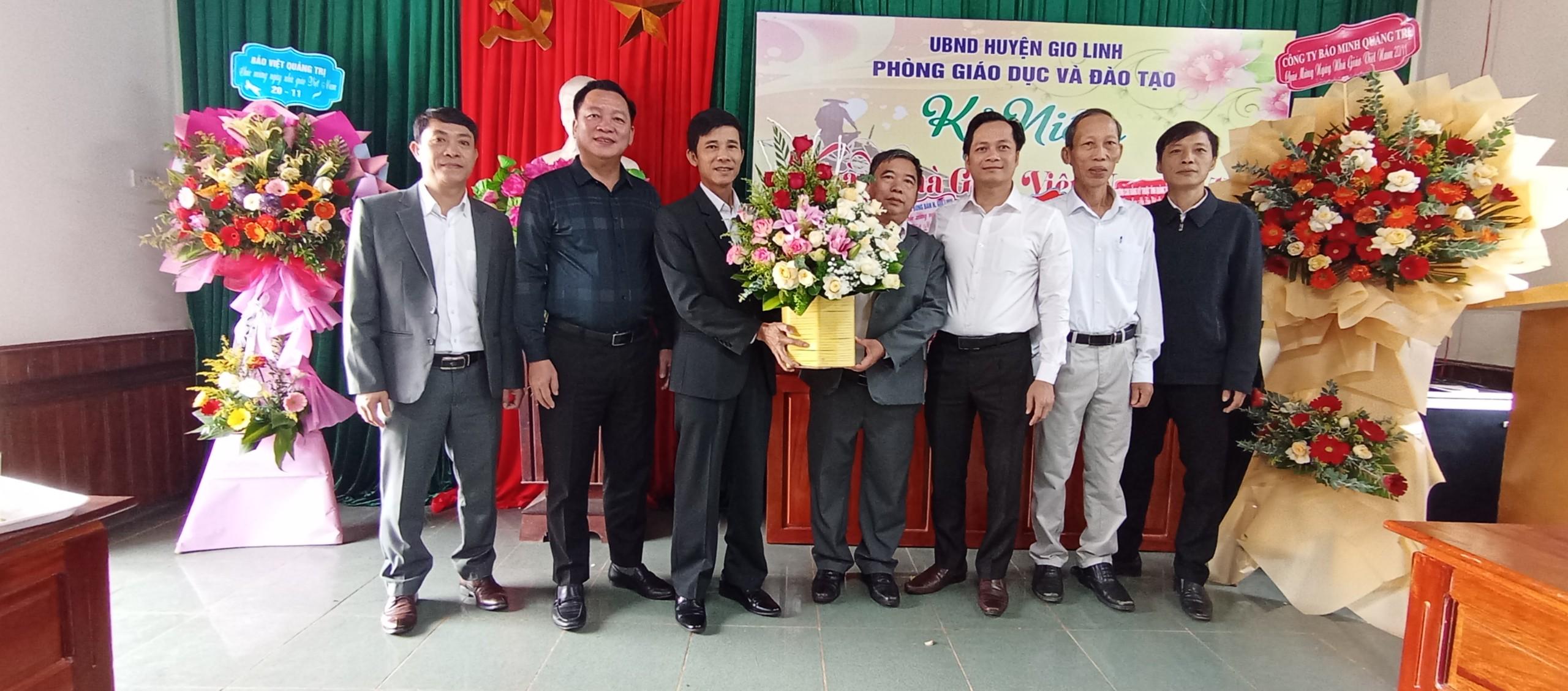 Đoàn lãnh đạo HĐND&UBND huyện thăm ngày Nhà giáo Việt Nam