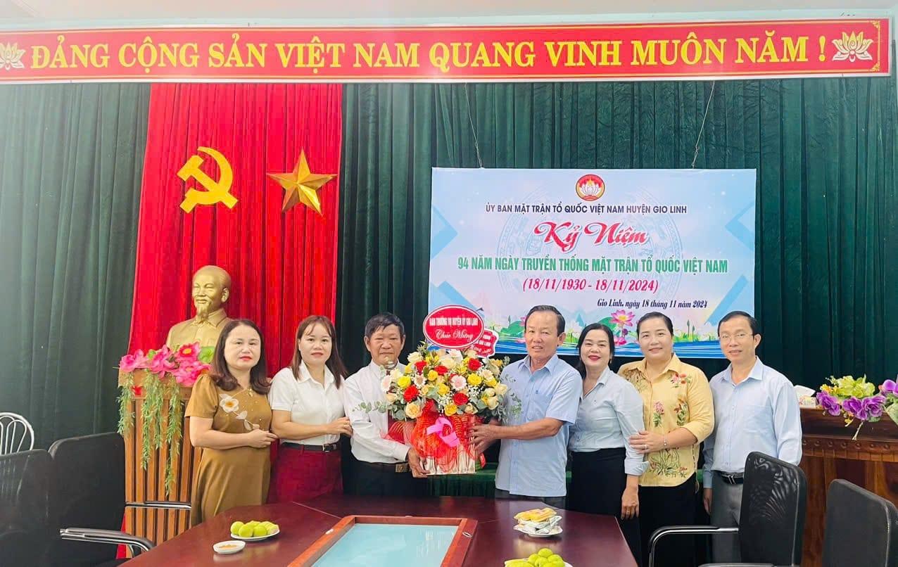 Lãnh đạo huyện thăm, chúc mừng UBMTTQ VN nhân kỷ niệm 94 năm ngày thành lập