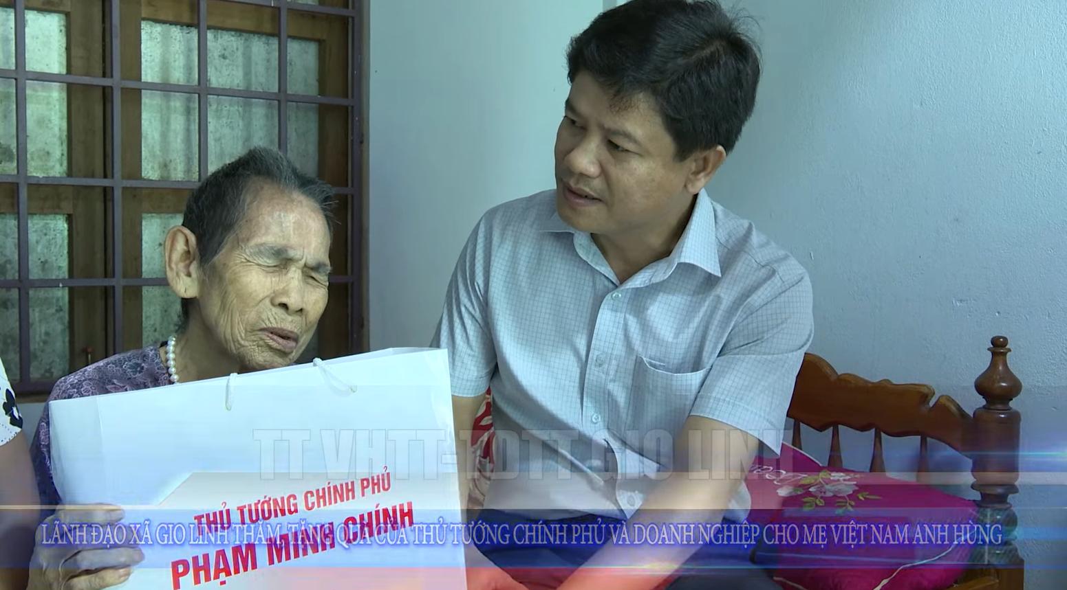 Lãnh đạo xã Gio Linh thăm, tặng quà của Thủ tướng Chính phủ và Doanh nghiệp cho Mẹ Việt Nam anh...