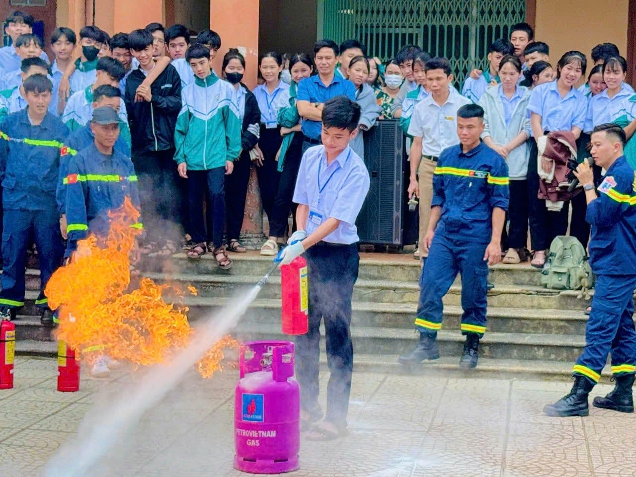 Trường THPT Gio Linh thực hành kỹ năng phòng cháy, chữa cháy và cứu nạn, cứu hộ.