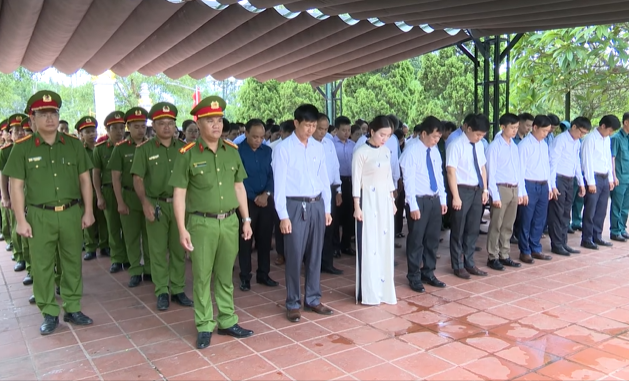 Lãnh đạo, cán bộ và Nhân dân xã Gio Linh viếng nghĩa trang Liệt sỹ nhân kỷ niệm 78 năm ngày Thương...